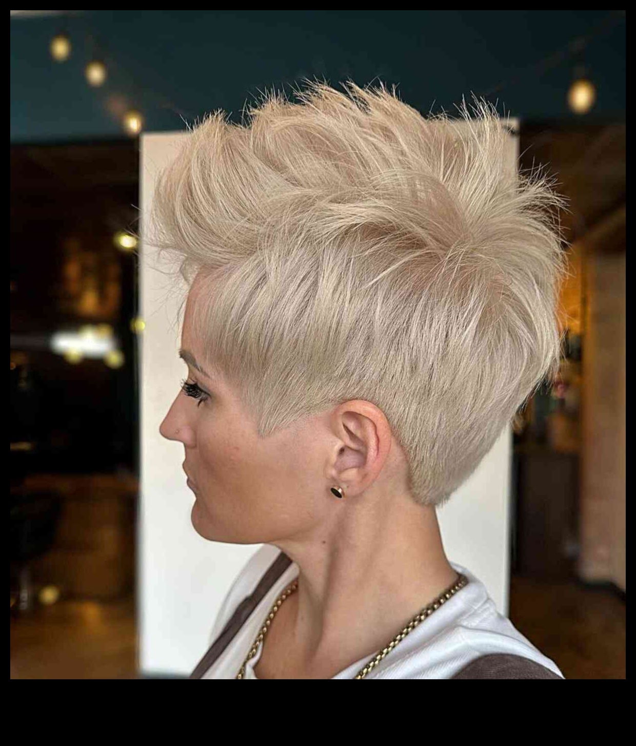 Blonde Pixie Power Μια τολμηρή δήλωση για κοντά και αυθάδη χτενίσματα 2 Ξανθό Pixie Power: Κοντά και αυθεντικά χτενίσματα για μια τολμηρή δήλωση