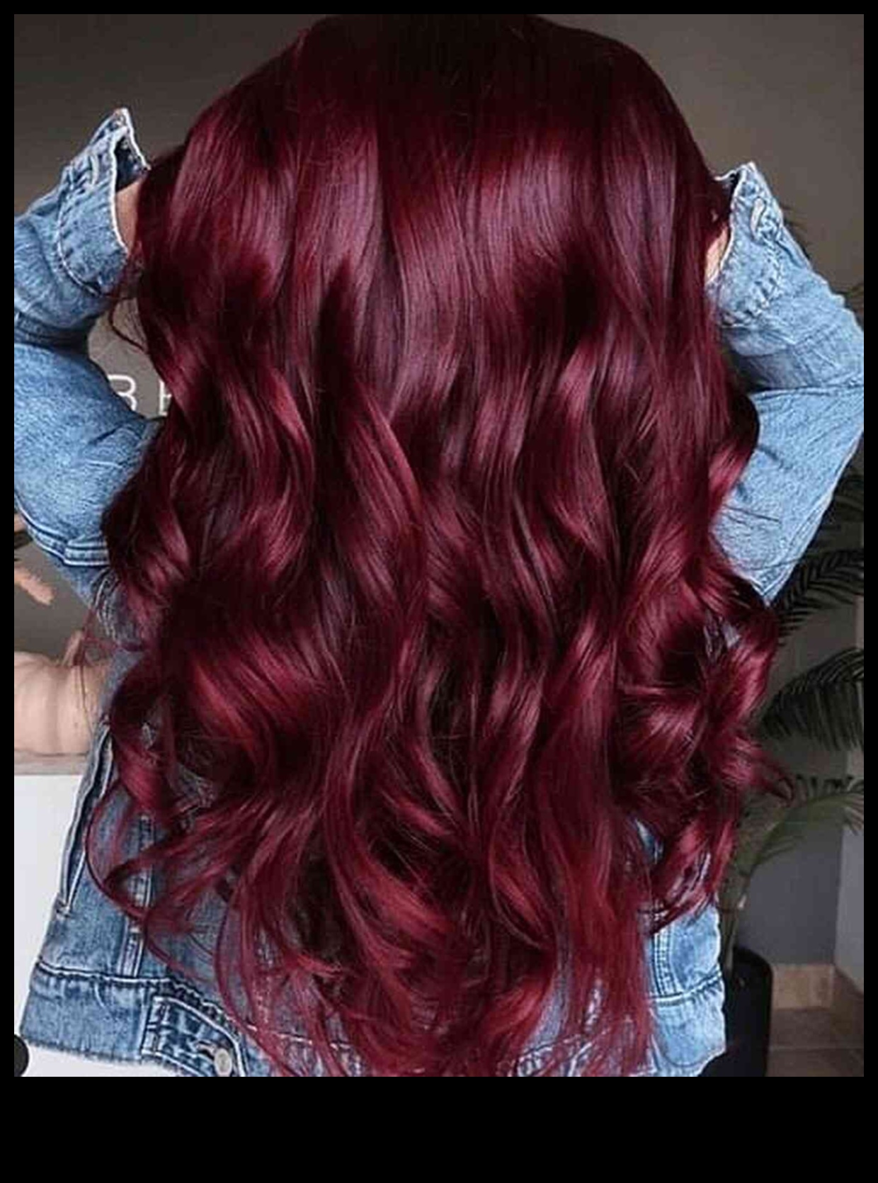 Glamorous Garnet Ένας οδηγός για κόκκινα και καστανά χτενίσματα που θα ανεβάσουν το βλέμμα σας 1 Glamorous Garnet: Ανεβάστε το look σας με κόκκινα και καστανά χτενίσματα